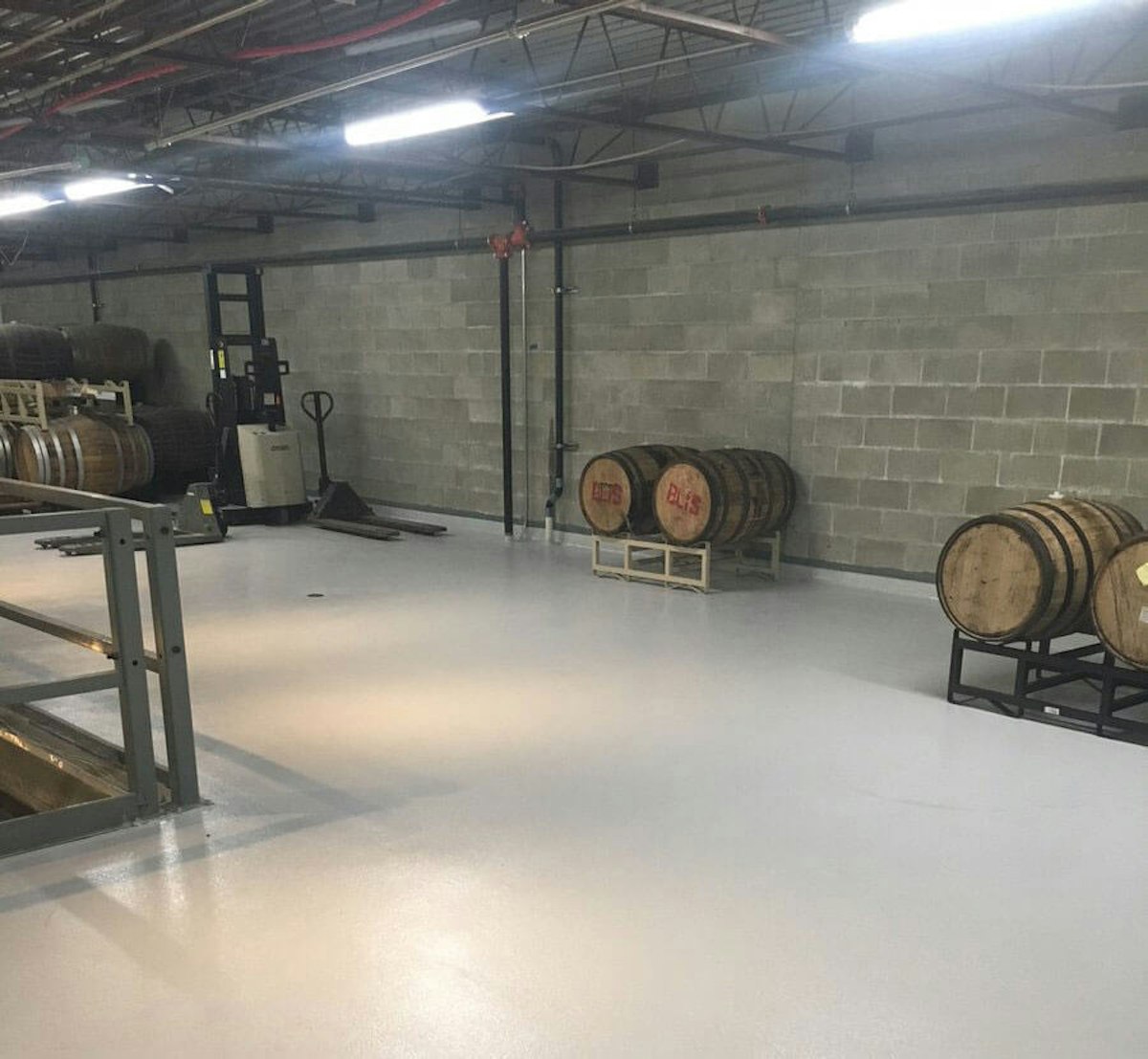 Wooden barrels in a facility. Best Flooring Options for Food or Bev­er­age Pro­duc­tion Cool Spaces
